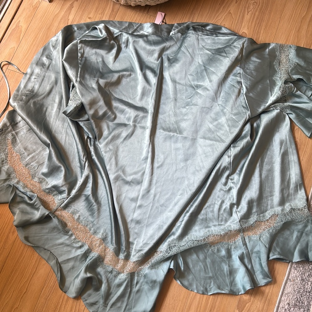 VS ROBE - Picture 3 of 3